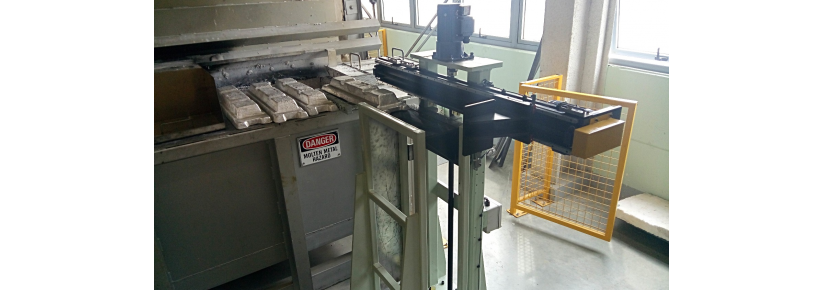 鋁錠自動入料機構